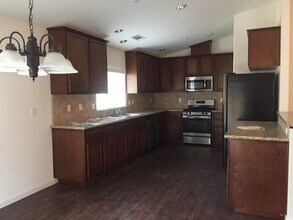 1128 E Vine Ct in Visalia, CA - Building Photo - Building Photo