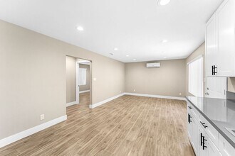 2417 W Stanford St in Santa Ana, CA - Foto de edificio - Building Photo