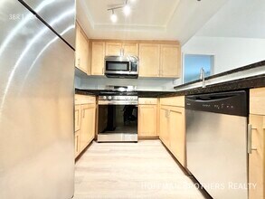 937 Palm Ave-Unit -406 in West Hollywood, CA - Building Photo - Building Photo