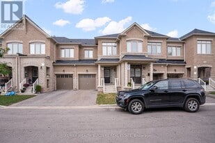 22 Goulston St in Brampton, ON - Building Photo
