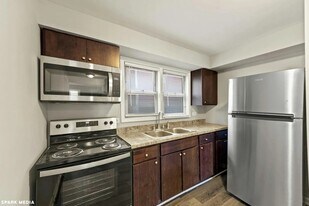 7617 S Colfax Ave, Unit 102 in Chicago, IL - Building Photo