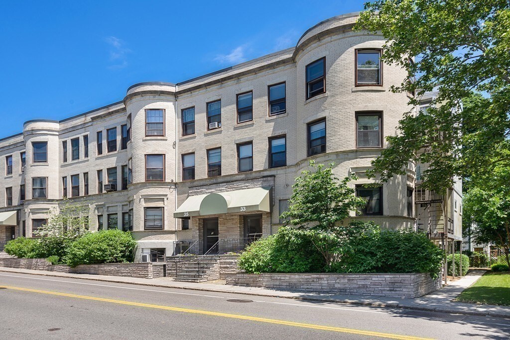 35 Saint Paul St, Unit 2 in Brookline, MA - Building Photo