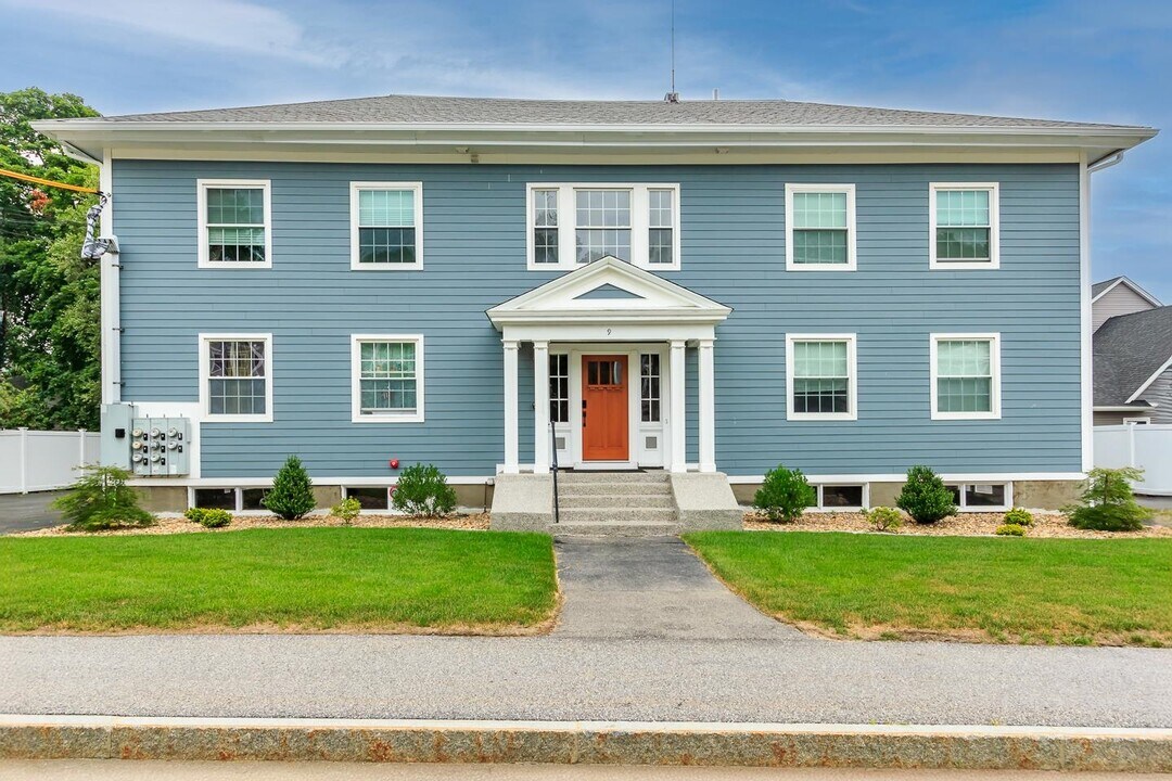 9 Central St in Salem, NH - Foto de edificio