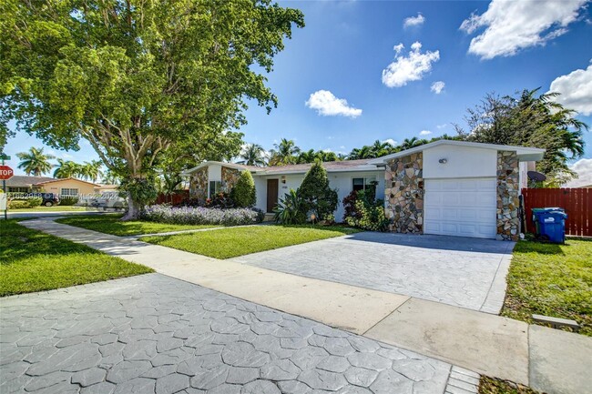 1930 NE 211th Terrace in Miami, FL - Foto de edificio - Building Photo