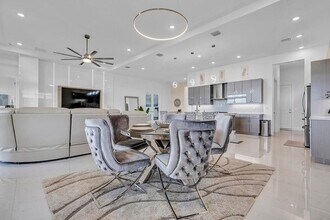 5320 St Armands Way in Westlake, FL - Building Photo - Building Photo