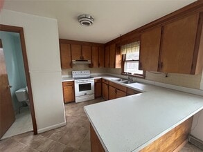 136 Meeker Rd in Vestal, NY - Building Photo - Building Photo