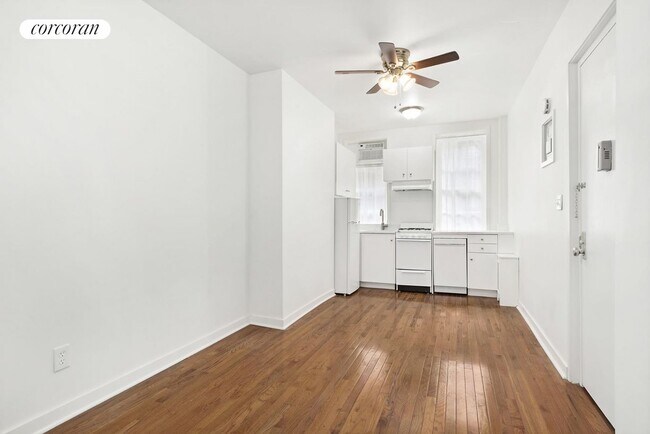 212 W 16th St in New York, NY - Building Photo - Building Photo