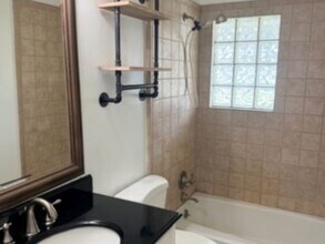 10309 Ivyridge Rd in Houston, TX - Foto de edificio - Building Photo