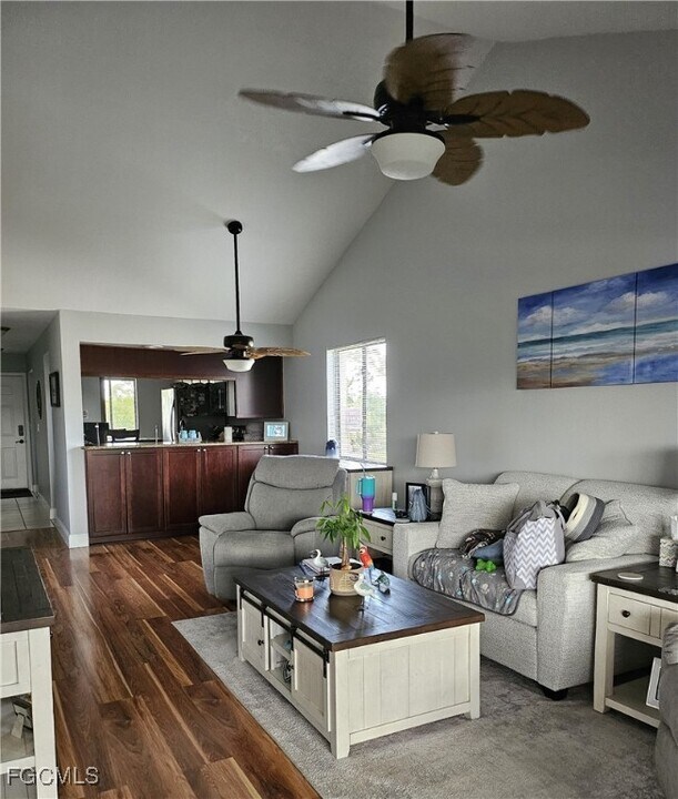 15160 Riverbend Blvd in North Fort Myers, FL - Foto de edificio