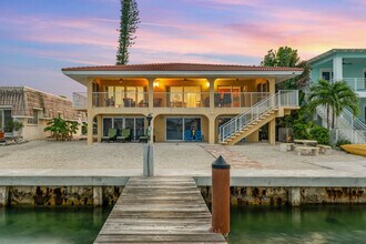 260 1st St in Marathon, FL - Foto de edificio - Building Photo