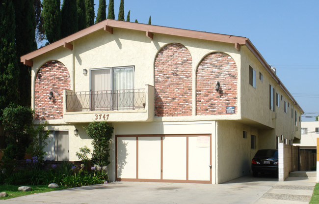 3747 Mentone Ave in Los Angeles, CA - Building Photo - Building Photo