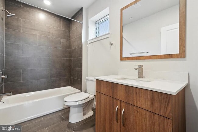 2157 E Lehigh Ave in Philadelphia, PA - Foto de edificio - Building Photo