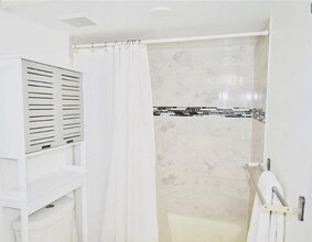 2881 N Oakland Forest Dr in Oakland Park, FL - Foto de edificio - Building Photo