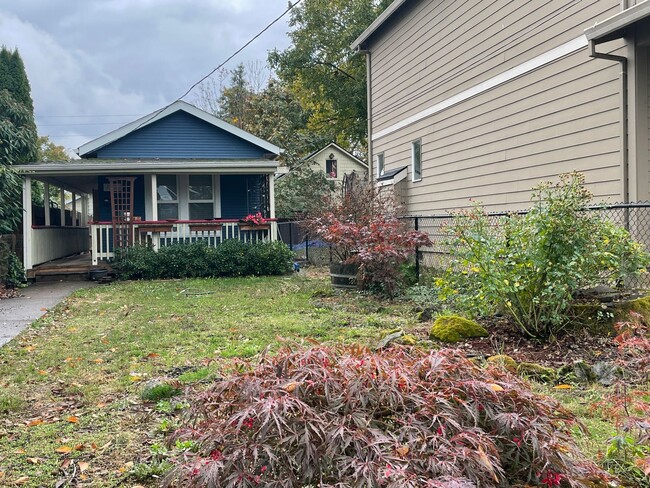 7116 SE Steele St in Portland, OR - Building Photo - Building Photo