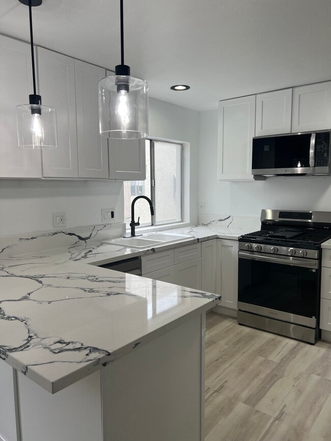 1101 Laveta Terrace, Unit 19 in Los Angeles, CA - Building Photo - Building Photo