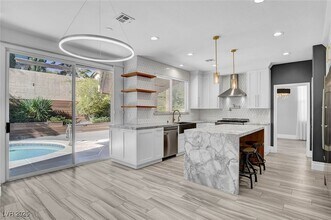 9704 Cameo Rose Ln in Las Vegas, NV - Building Photo - Building Photo