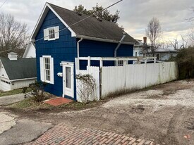 146 E State St in Athens, OH - Building Photo