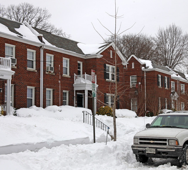 2204 40th Pl NW in Washington, DC - Foto de edificio - Building Photo