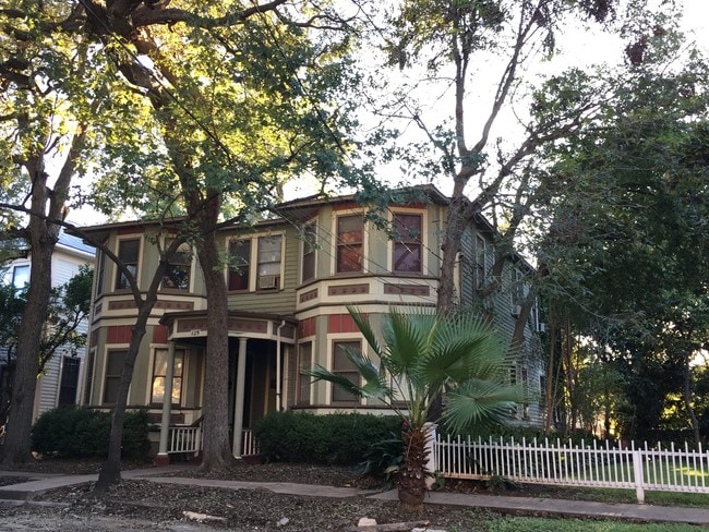 125 Adams St, Unit 5 in San Antonio, TX - Foto de edificio - Building Photo