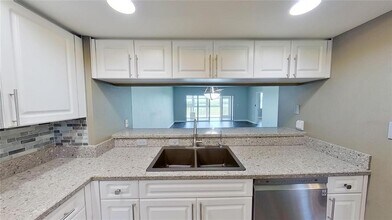 6495 Shoreline Dr in St. Petersburg, FL - Building Photo - Building Photo
