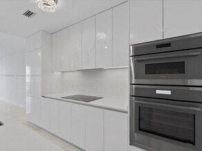 700 NE 24th St, Unit 4906 in Miami, FL - Building Photo - Building Photo