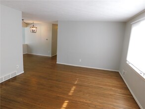32 Crystal Spring Ln in Fairport, NY - Building Photo - Building Photo
