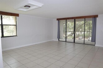 6800 Cypress Rd in Plantation, FL - Foto de edificio - Building Photo