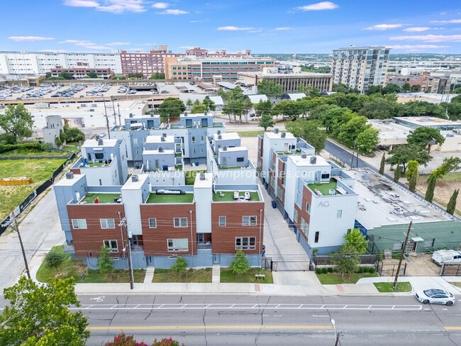 property at 1515 S Akard St