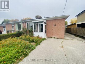 26 Davis Rd in Aurora, ON - Building Photo