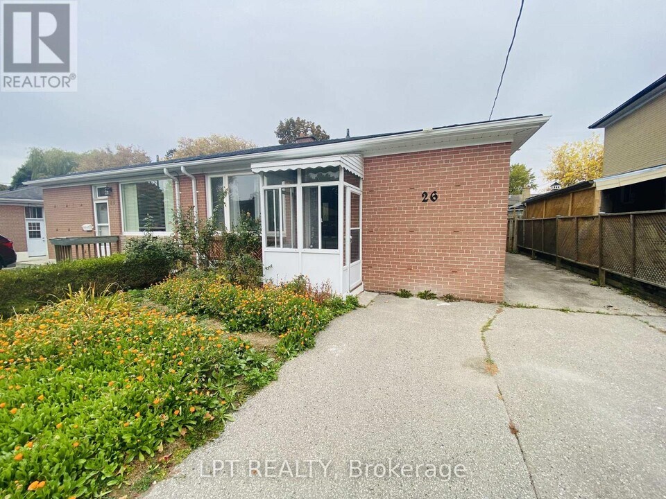 26 Davis Rd in Aurora, ON - Building Photo
