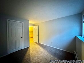 695 N Main St, Unit 3 in Fall River, MA - Foto de edificio - Building Photo