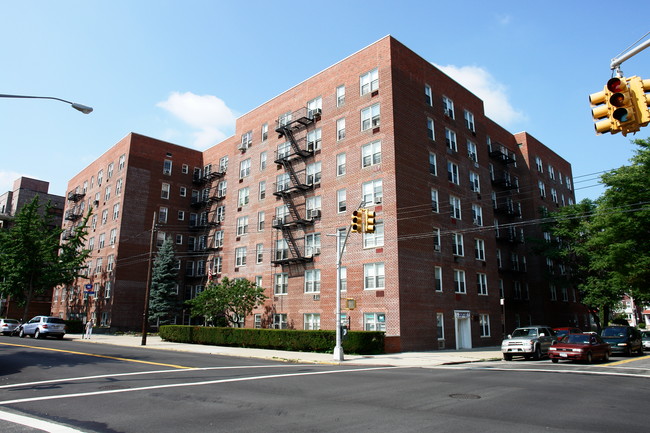 Emily Towers in Flushing, NY - Foto de edificio - Building Photo