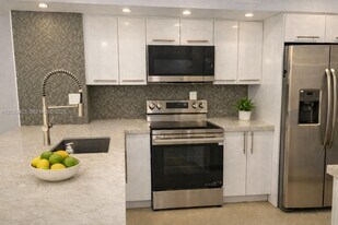 2600 S University Dr in Fort Lauderdale, FL - Building Photo