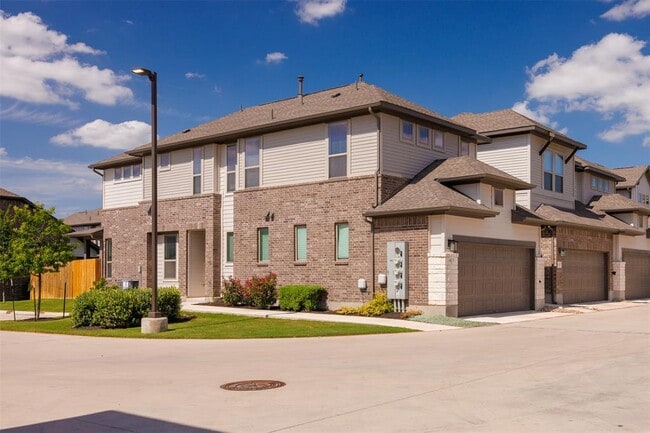 2500 Forest Creek Dr in Round Rock, TX - Building Photo - Building Photo