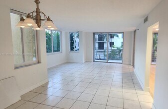 17890 W Dixie Hwy in North Miami Beach, FL - Building Photo - Building Photo