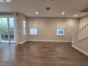8553 Waveside Wy in Newark, CA - Building Photo - Building Photo