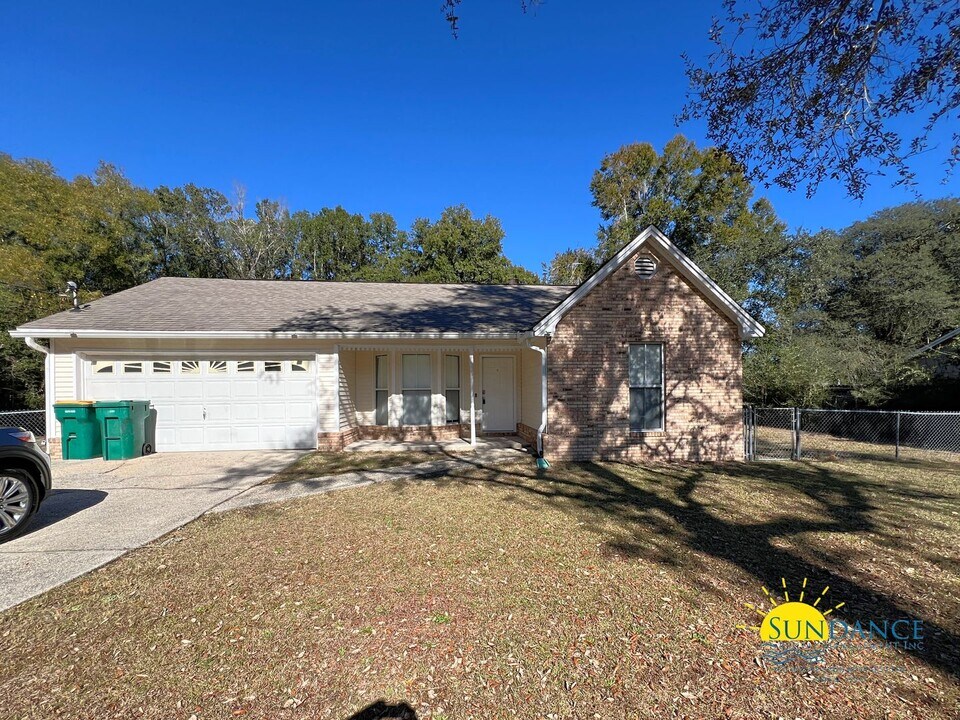 422 John King Rd in Crestview, FL - Building Photo