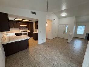 1195 Santa Cruz Ave in Tulare, CA - Foto de edificio - Building Photo