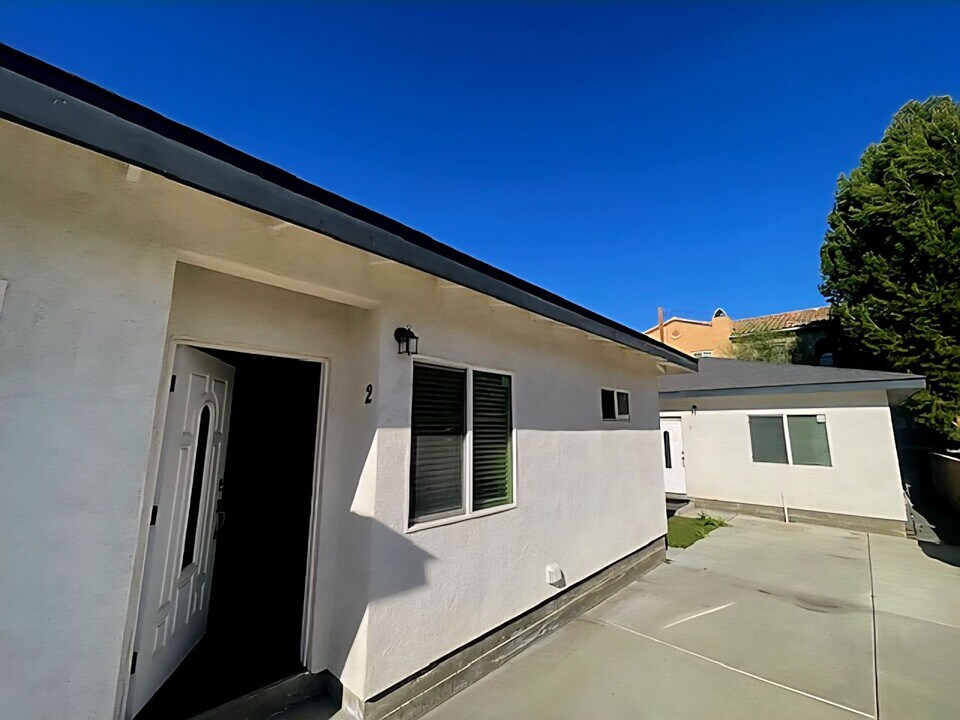 1057 Circle City Dr in Corona, CA - Building Photo