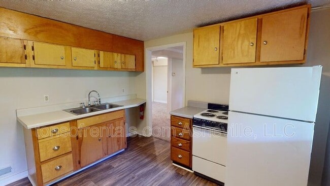 422 Old Buckeye Cove Rd in Swannanoa, NC - Building Photo - Building Photo