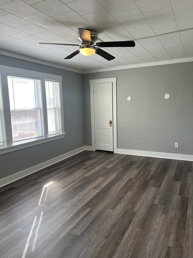 property at 408 W Walnut St