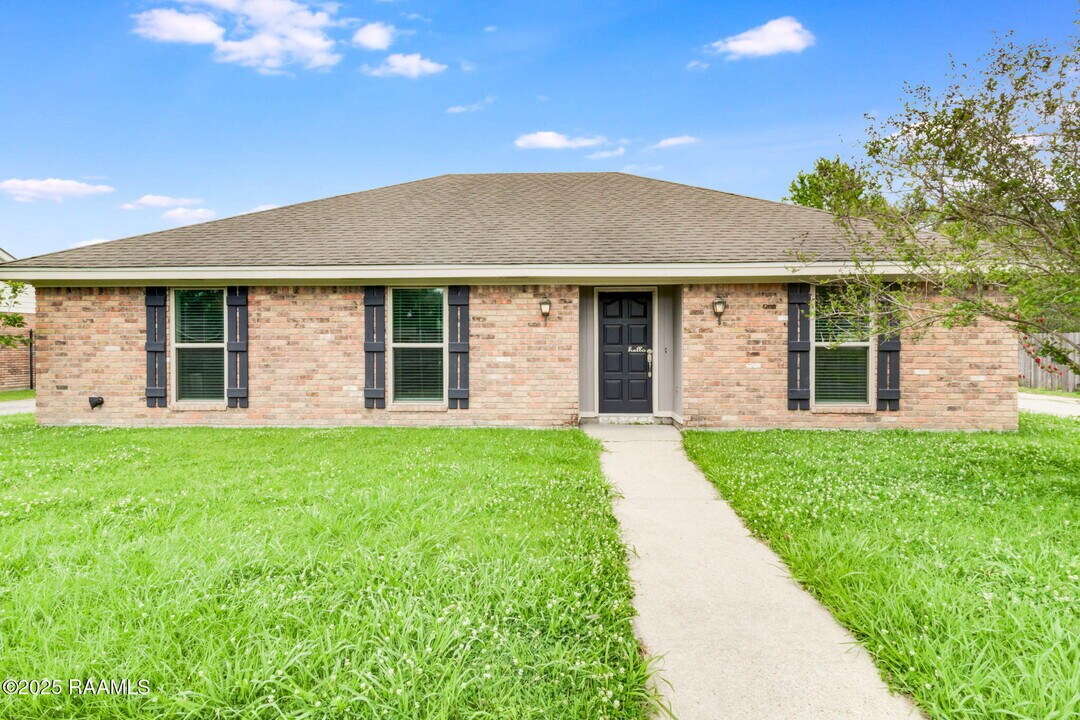 300 W Bonaire Dr in Lafayette, LA - Building Photo