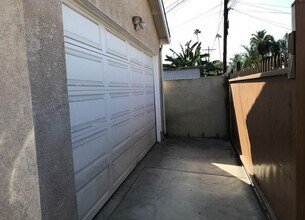 633 E 81st St in Los Angeles, CA - Building Photo - Building Photo