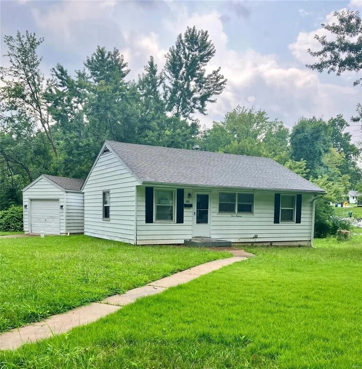 300 Estridge Rd in St. Louis, MO - Building Photo