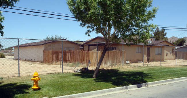 15365 Wanaque Rd in Apple Valley, CA - Foto de edificio - Building Photo