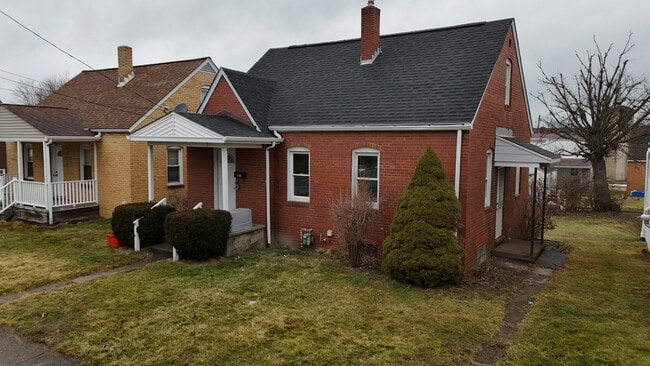 2102 McLean St in Aliquippa, PA - Building Photo - Building Photo
