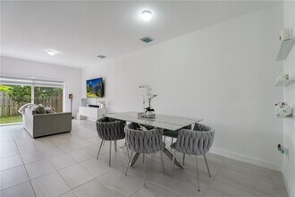 413 NW 12th Pl in Florida City, FL - Building Photo - Building Photo