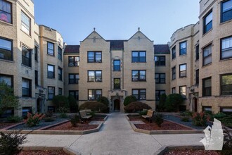 1139 W Oakdale Ave, Unit 1115-1125-GDNN in Chicago, IL - Building Photo - Building Photo