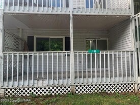 130 View Ct in Mt Pocono, PA - Building Photo