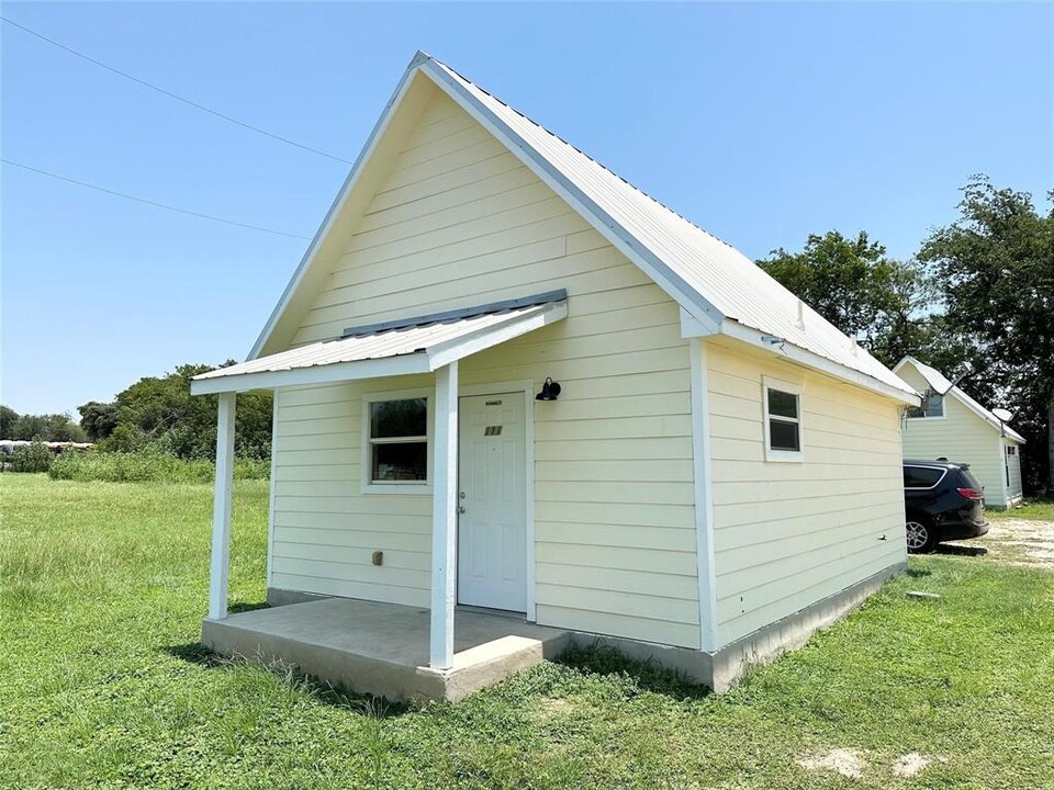 403 Free Timber Ln in Stockdale, TX - Building Photo